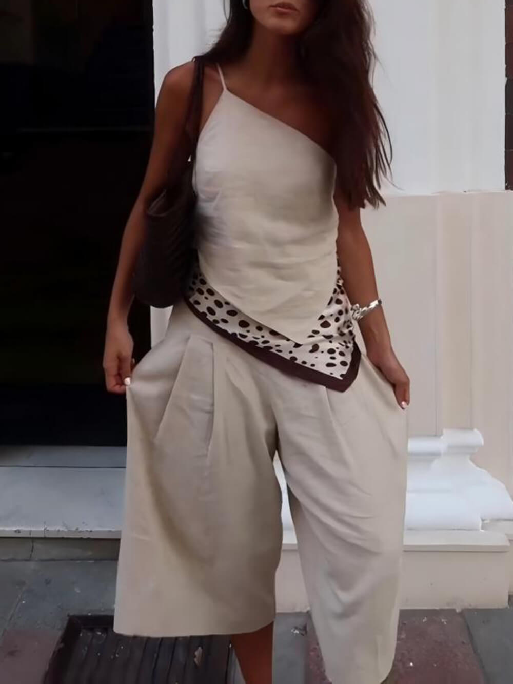 Pantalon court classique à taille haute plissé et poches