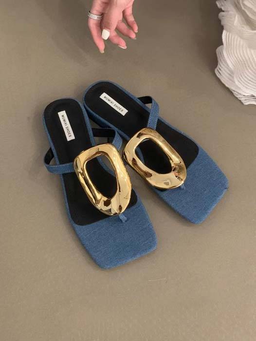 Sandales plates ornées de métal