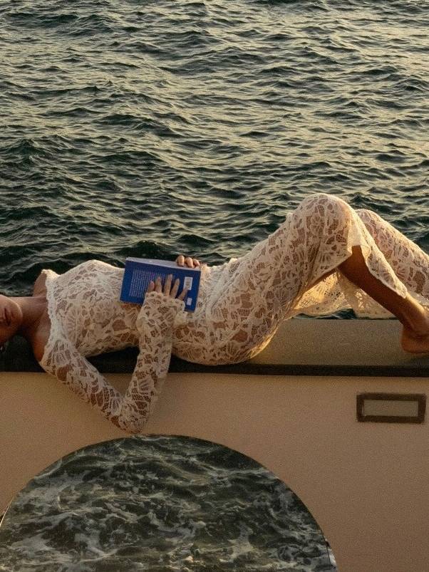 Elegantes, schulterfreies Maxikleid mit schmaler Passform aus Spitze