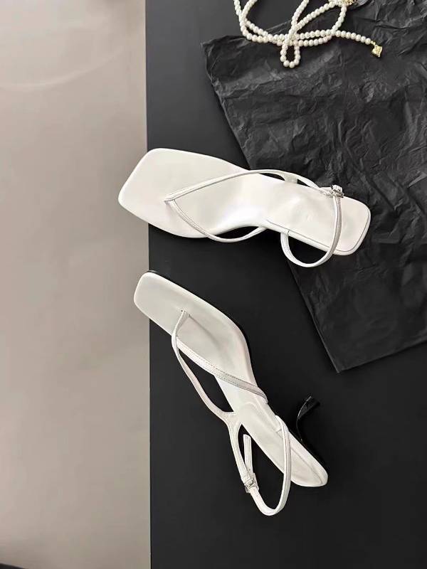 Minimalistische Sandalen mit hohen Absätzen
