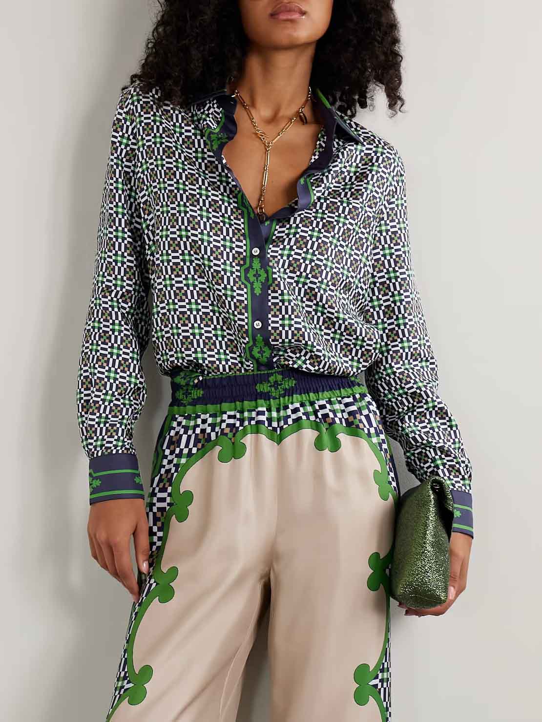 Chemise à manches longues en satin imprimé à motifs géométriques uniques
