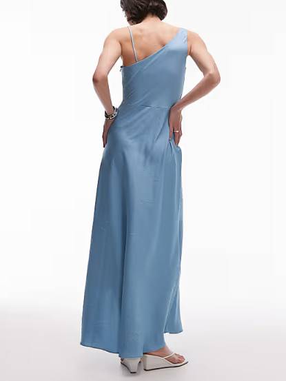 Robe à col évasé et ourlet irrégulier