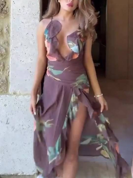 Kleid mit tiefem V-Ausschnitt und Schlitz vorne