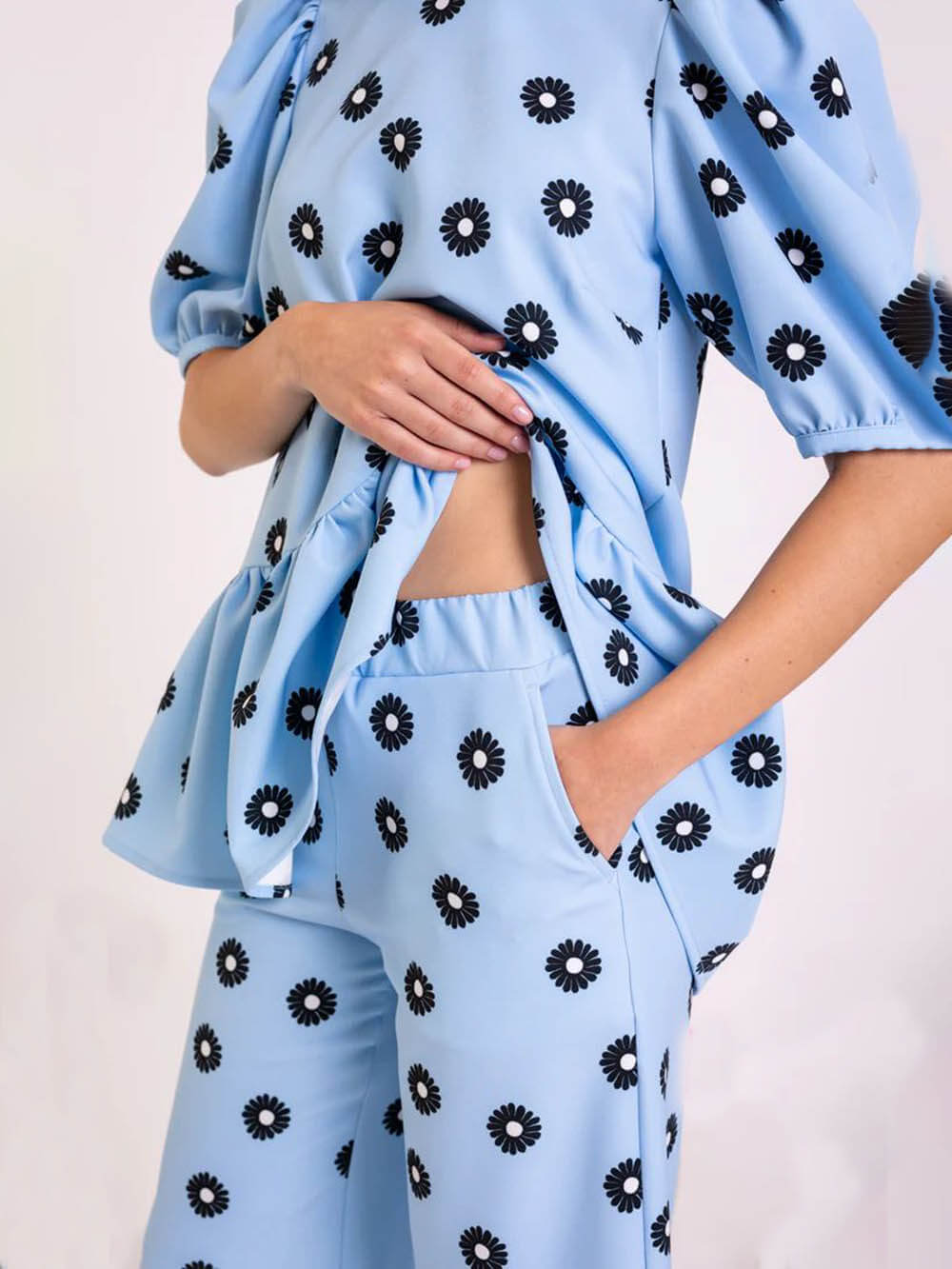 Pantalon large classique à poches et fleurs de marguerite