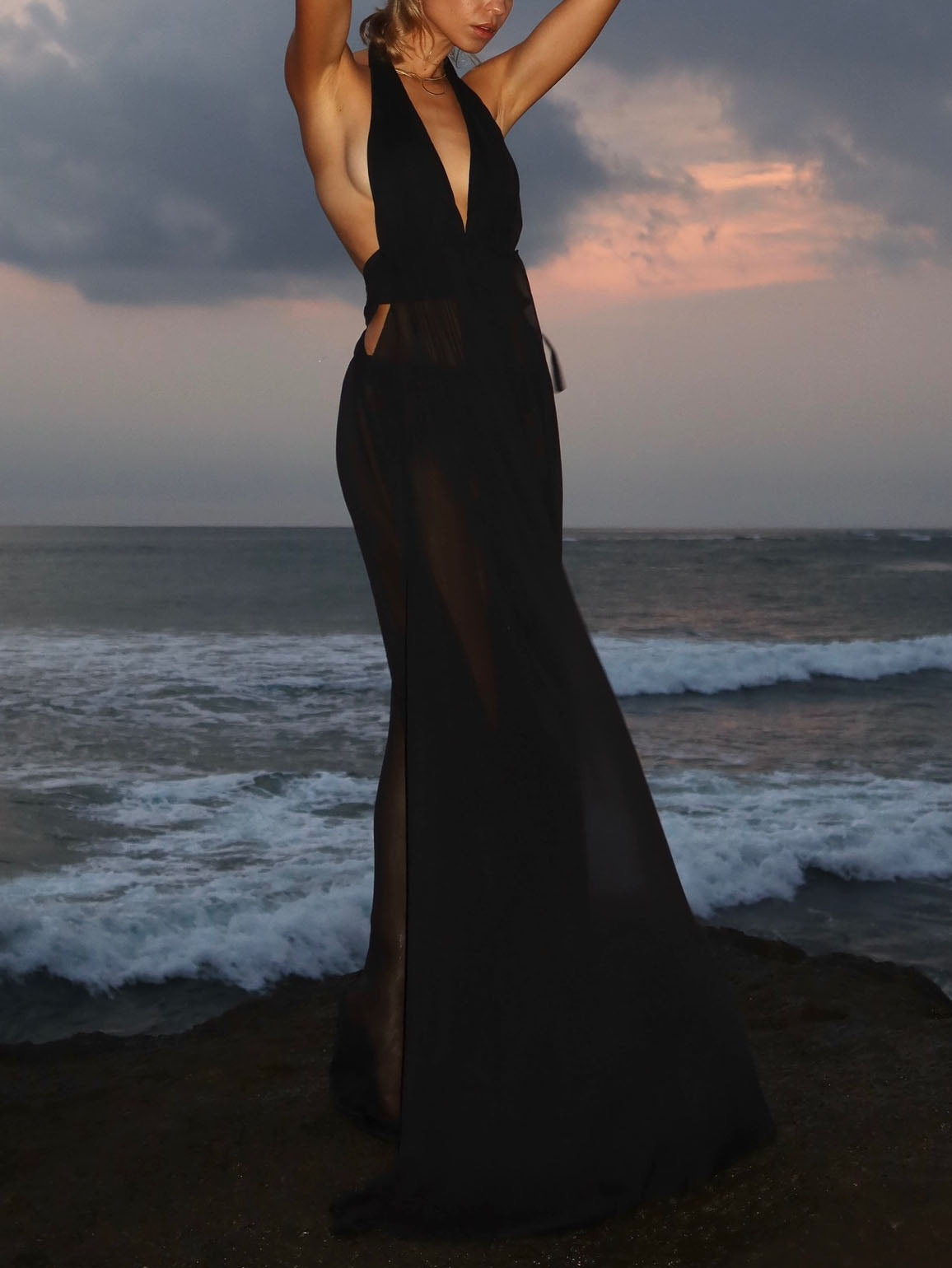 Elegantes, plissiertes, fließendes Chiffon-Maxikleid mit tiefem V-Ausschnitt