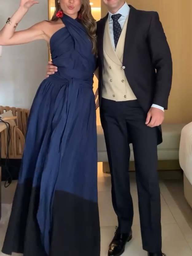 Jupe tailleur à lacets et col licou croisé