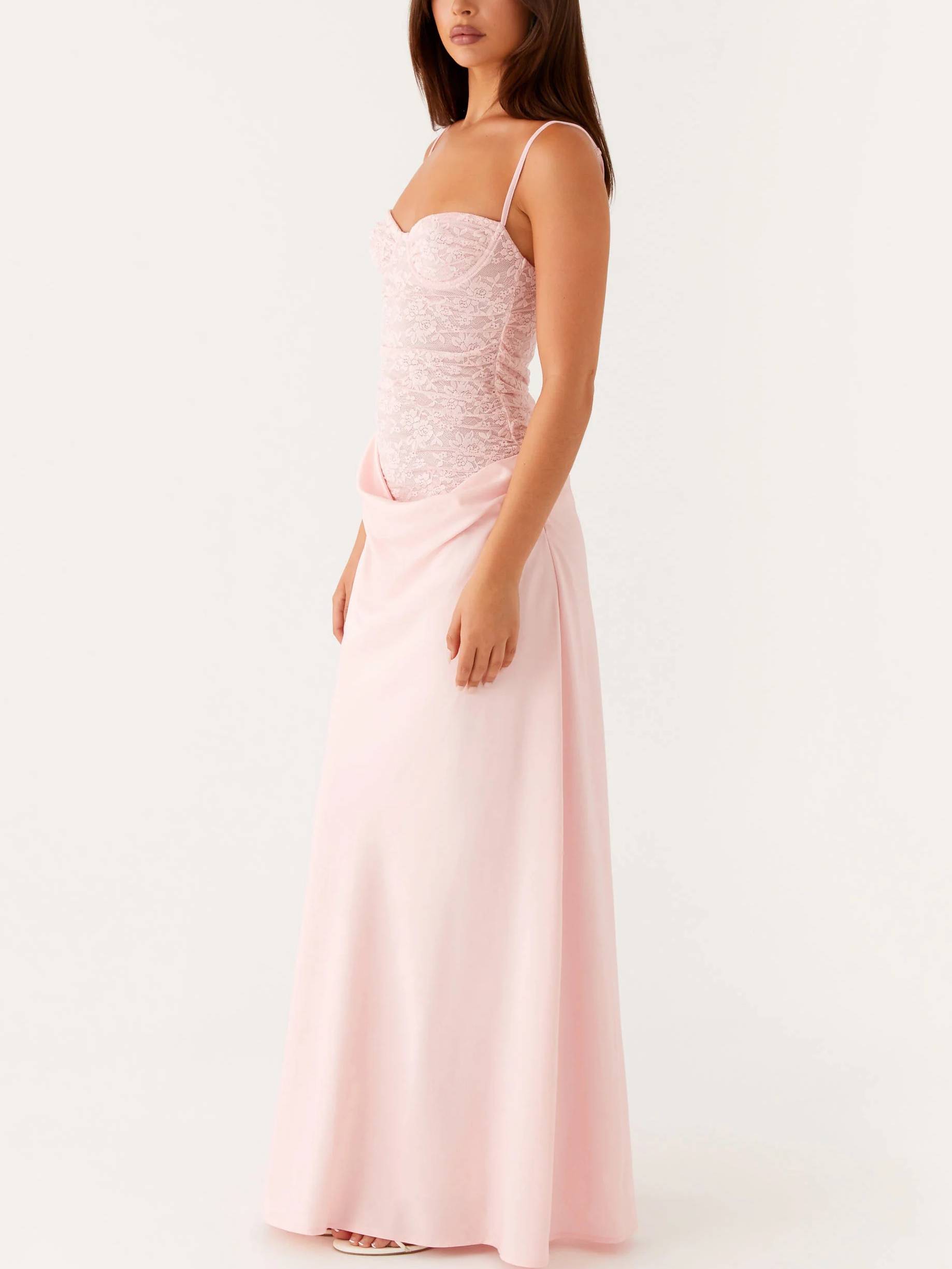 Schmal geschnittenes Maxi-Sling-Kleid mit Spitzenspleiß und Faltenrock