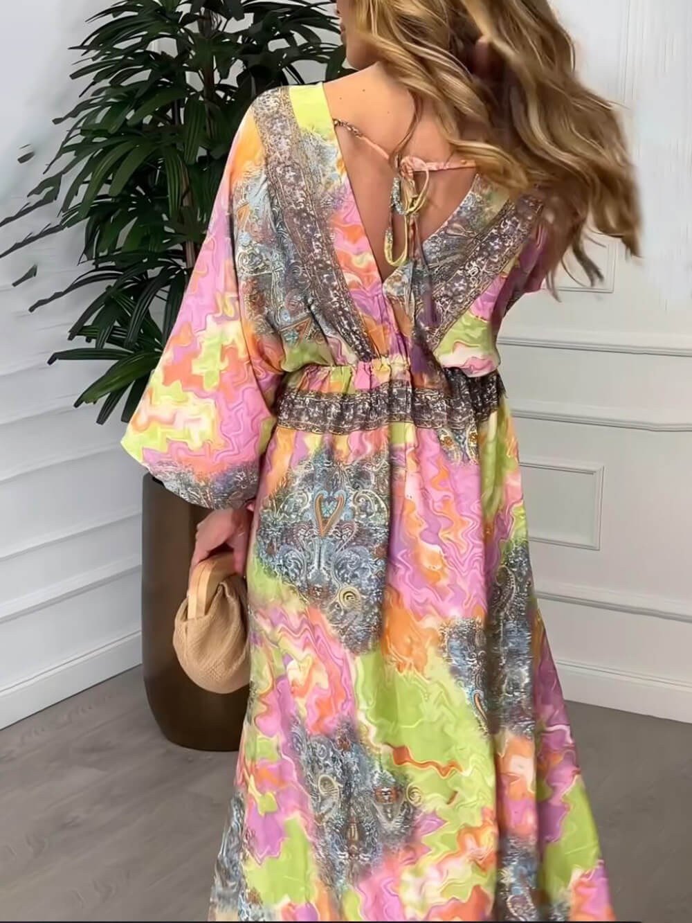 Sommerliches Maxikleid mit kräftigem Blumendruck und elastischer Taille, rückenfreiem Schlitz