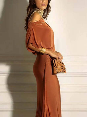 Plissiertes Maxikleid mit schrägem Kragen und schulterfreiem Schnitt