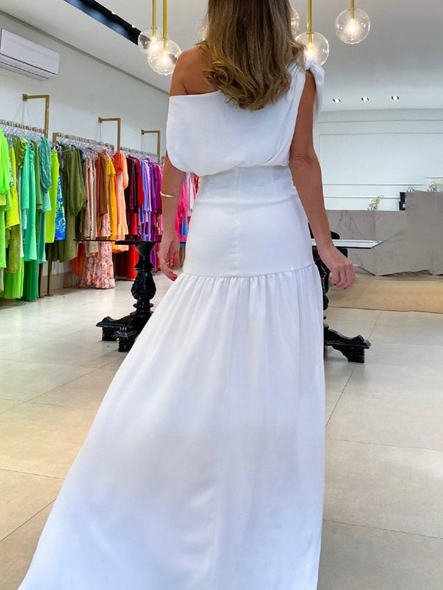 Elegantes bodenlanges Maxikleid mit schrägem Ausschnitt und Schlitz