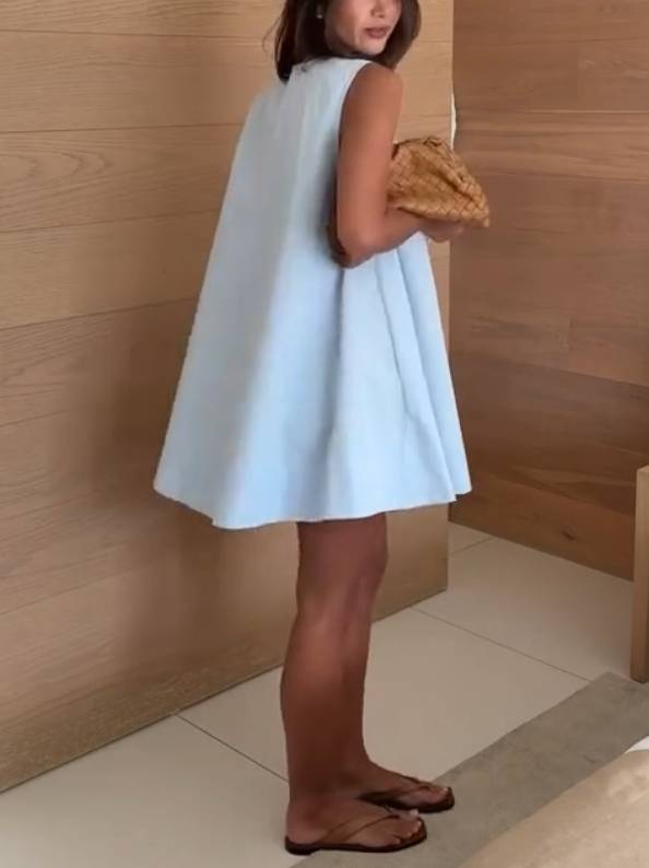 Minimalistisches, lockeres Minikleid mit U-Ausschnitt