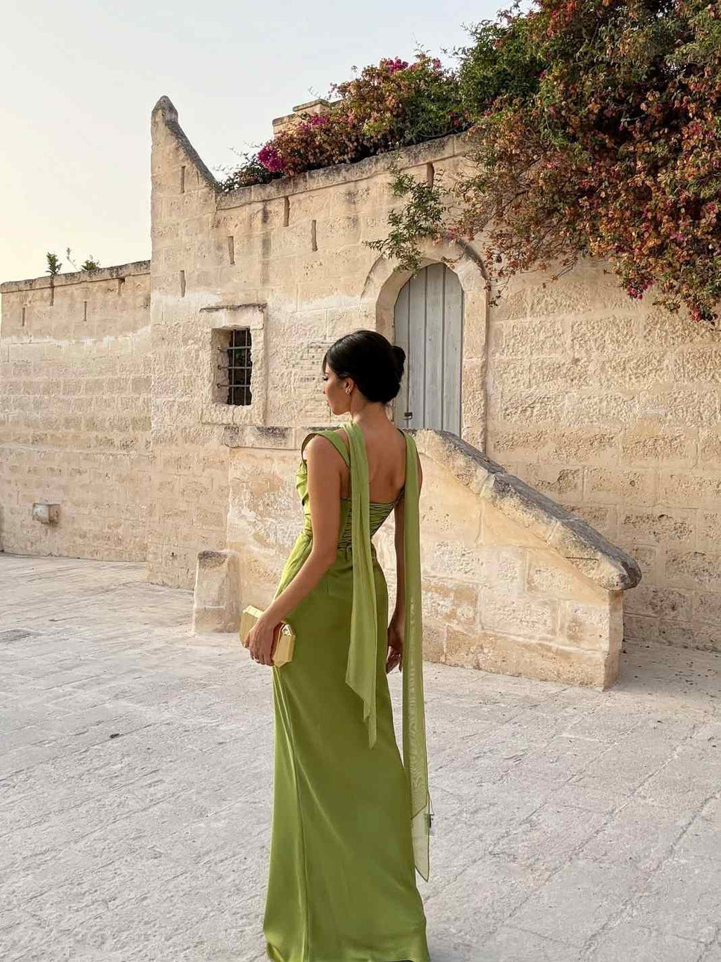 Robe longue plissée à écharpe