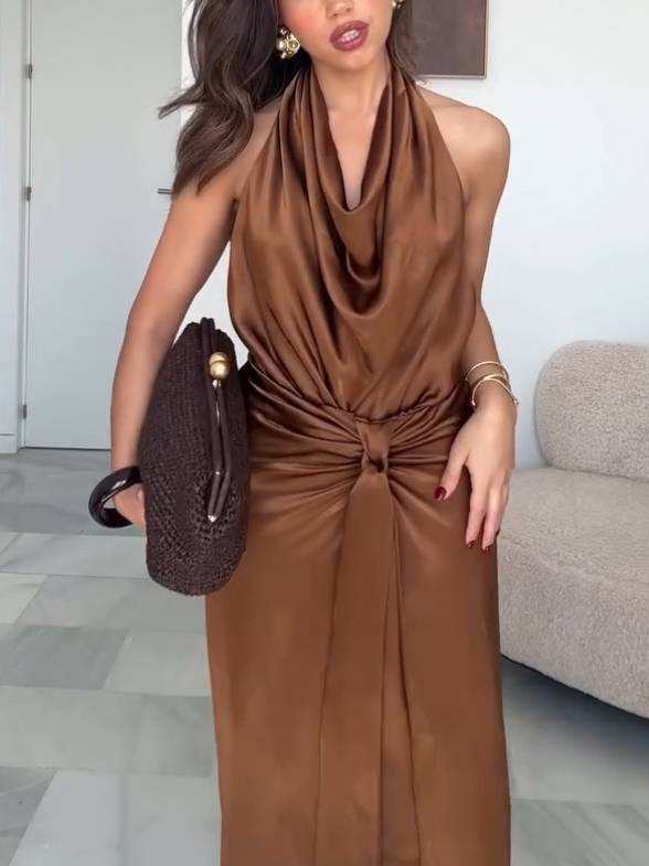Robe fendue à col évasé