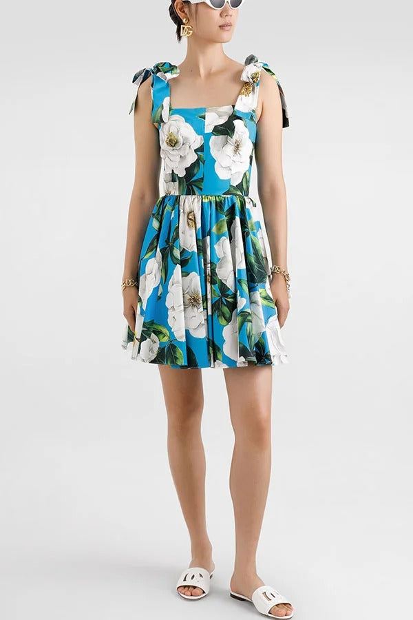 Frisches und romantisches Minikleid mit Blumenmuster, quadratischem Ausschnitt und geknoteten Trägern 