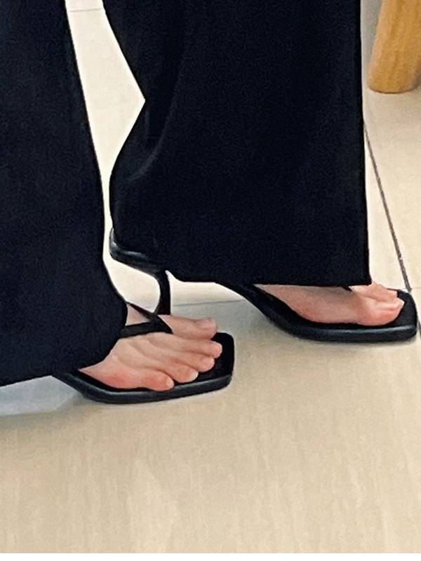 Minimalistische Sandalen mit hohen Absätzen