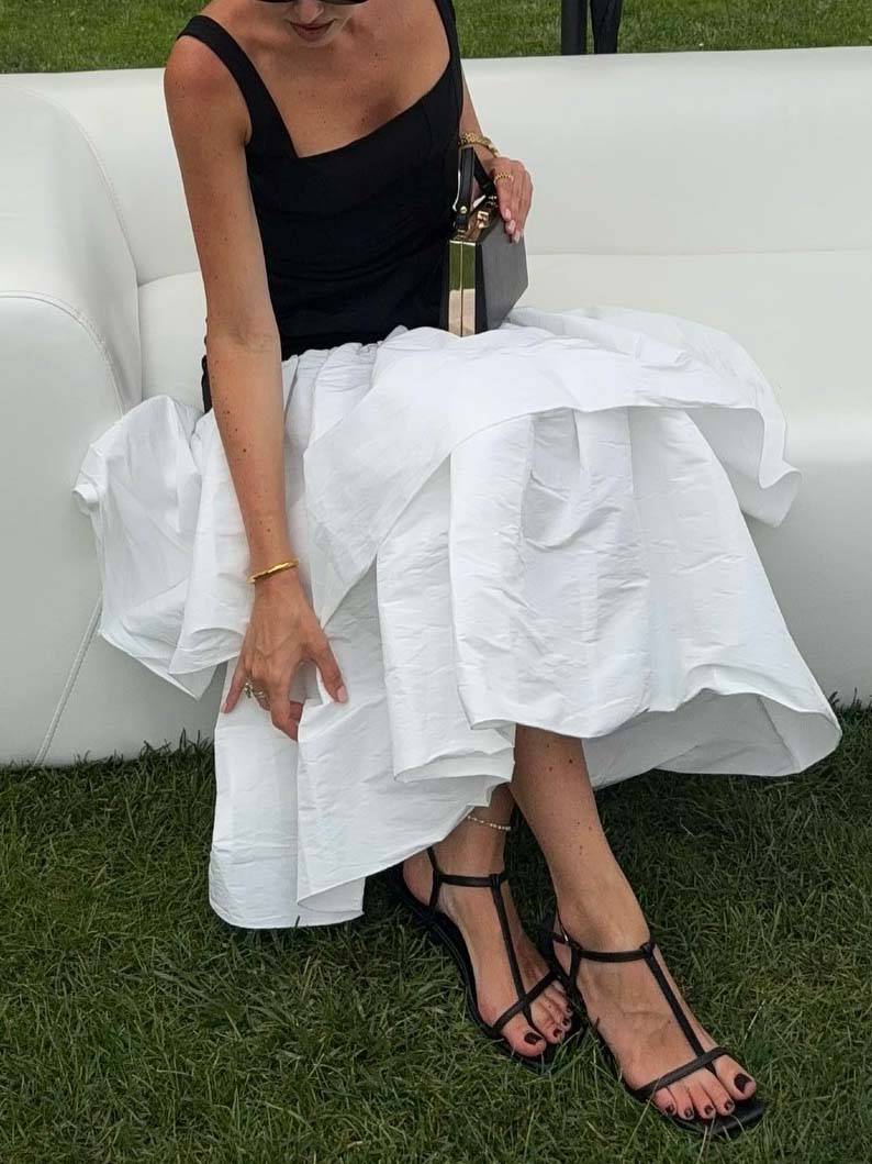 Maxikleid mit farblich abgesetztem, quadratischem Kragen, zweilagigem Sling-Kleid und Rüschen