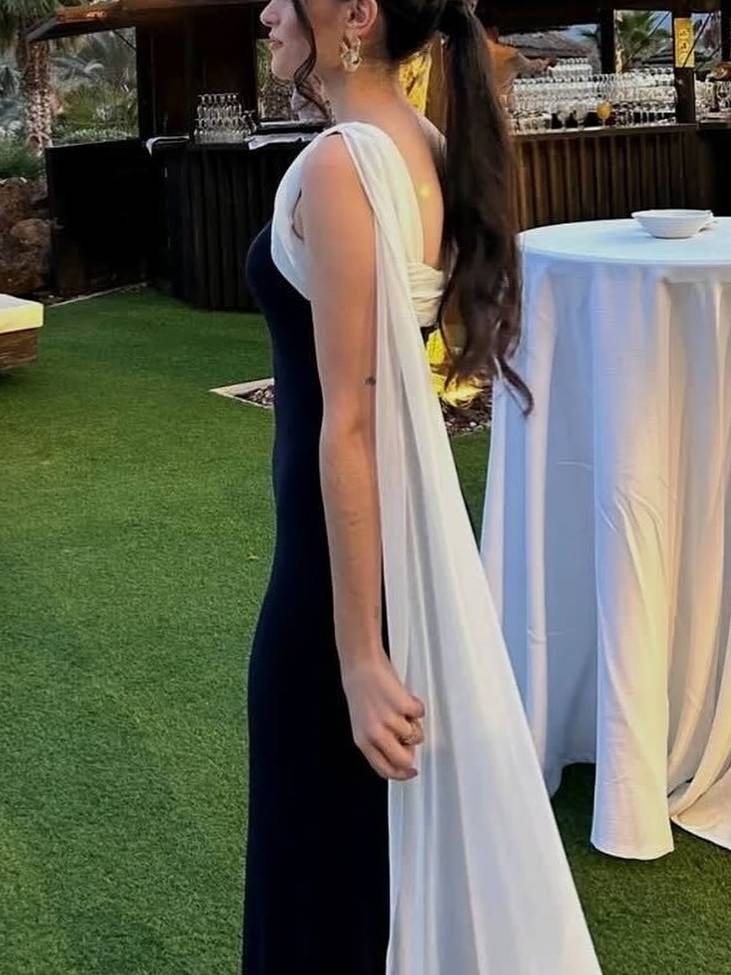 Kleid mit schrägen Schultern in Kontrastfarbe und Schleife