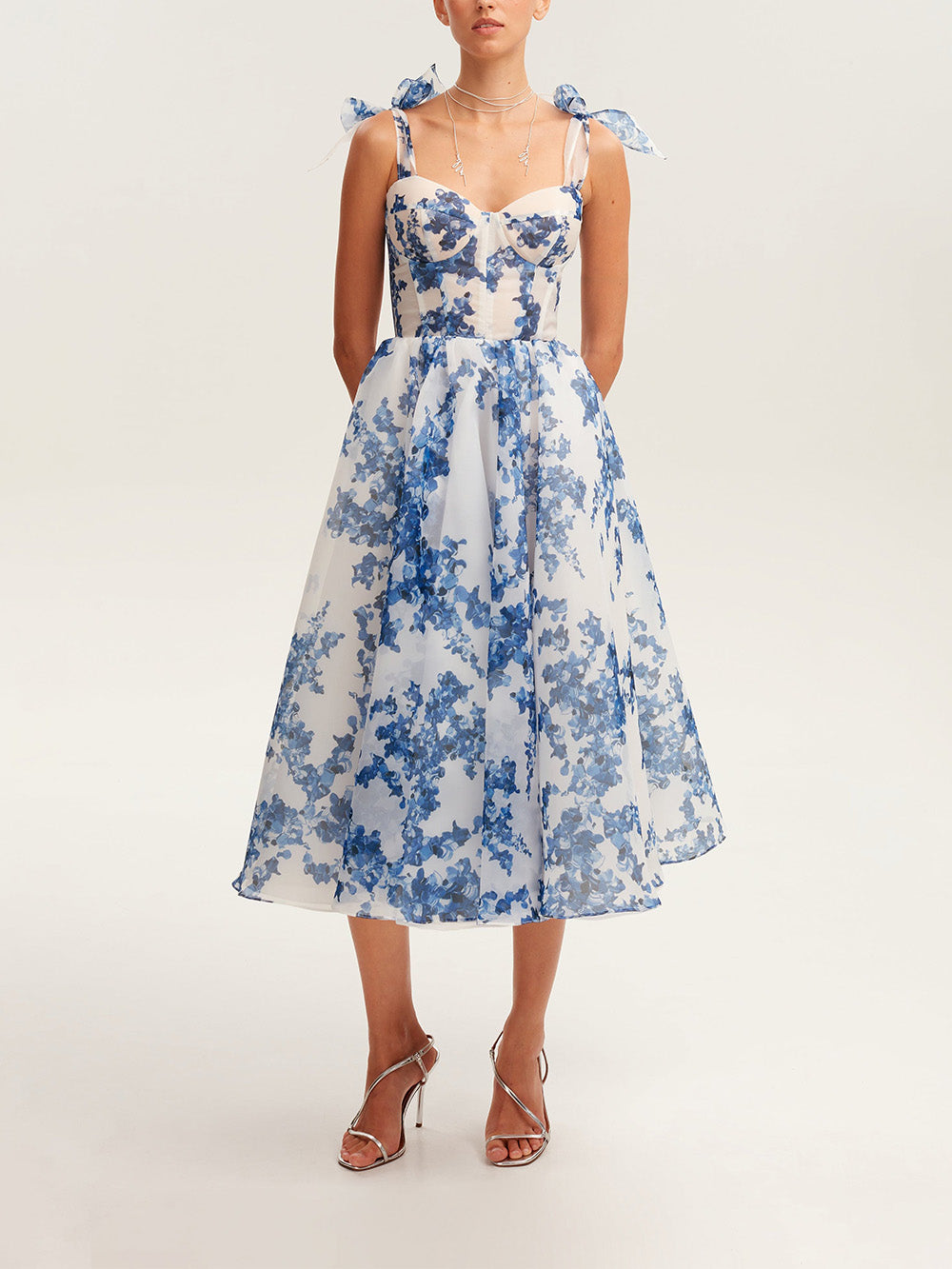 Robe midi à bretelles nouées et à fleurs tendres