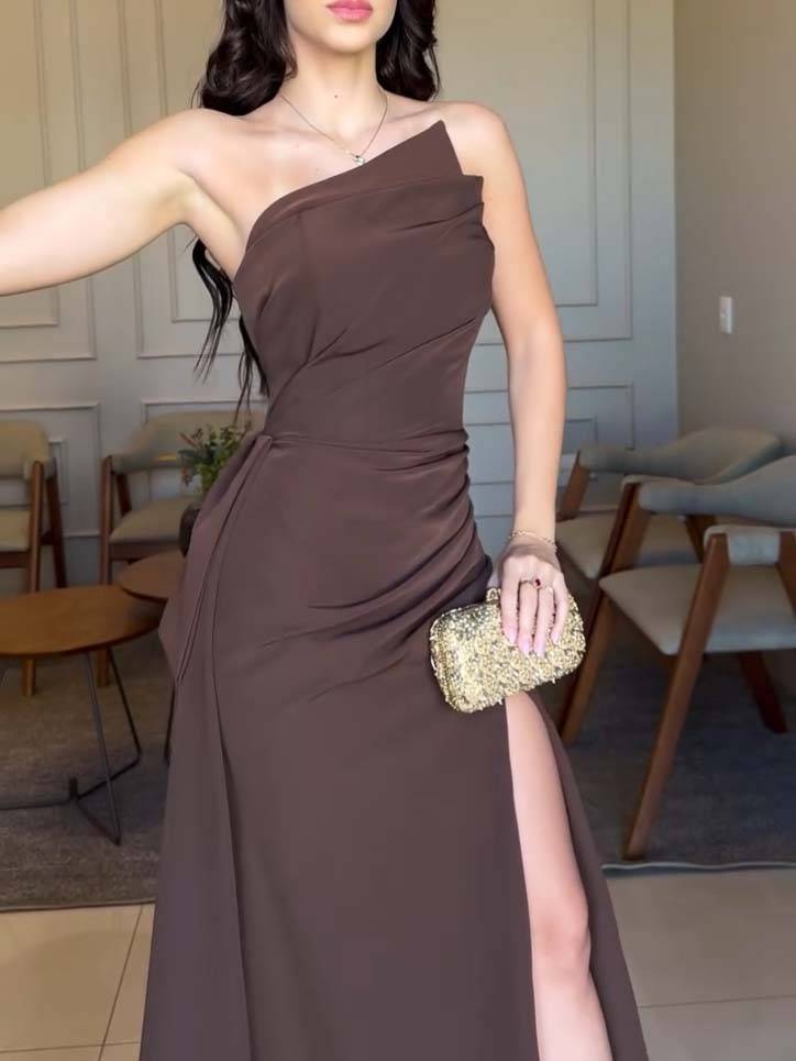 Robe longue unique à haut tube biseauté et fentes latérales plissées