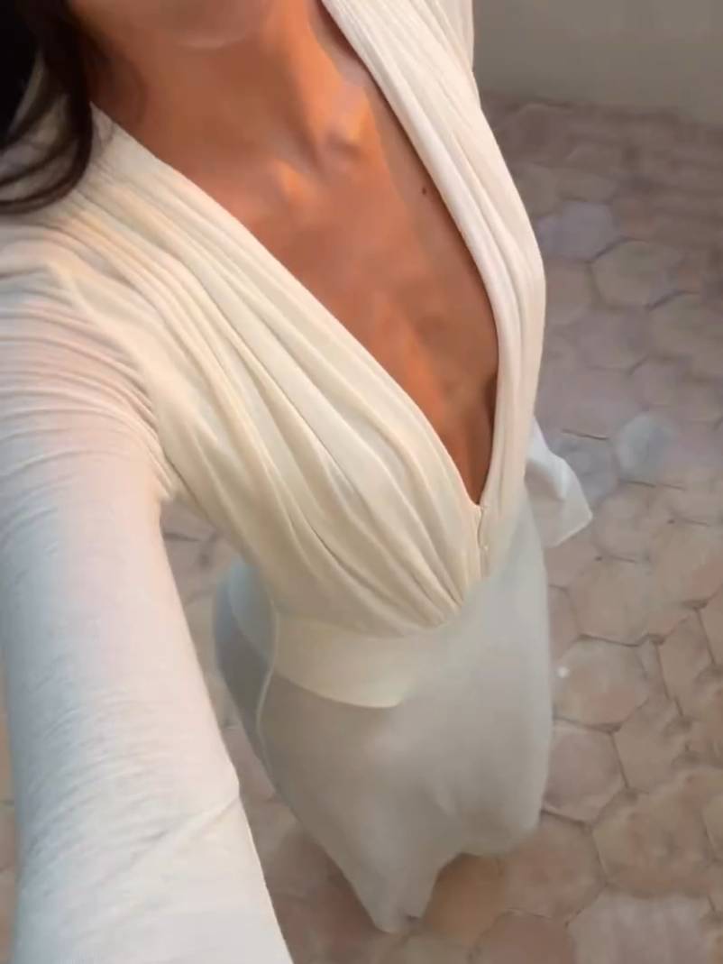 Halbtransparentes Maxikleid mit tiefem V-Ausschnitt und langen Ärmeln