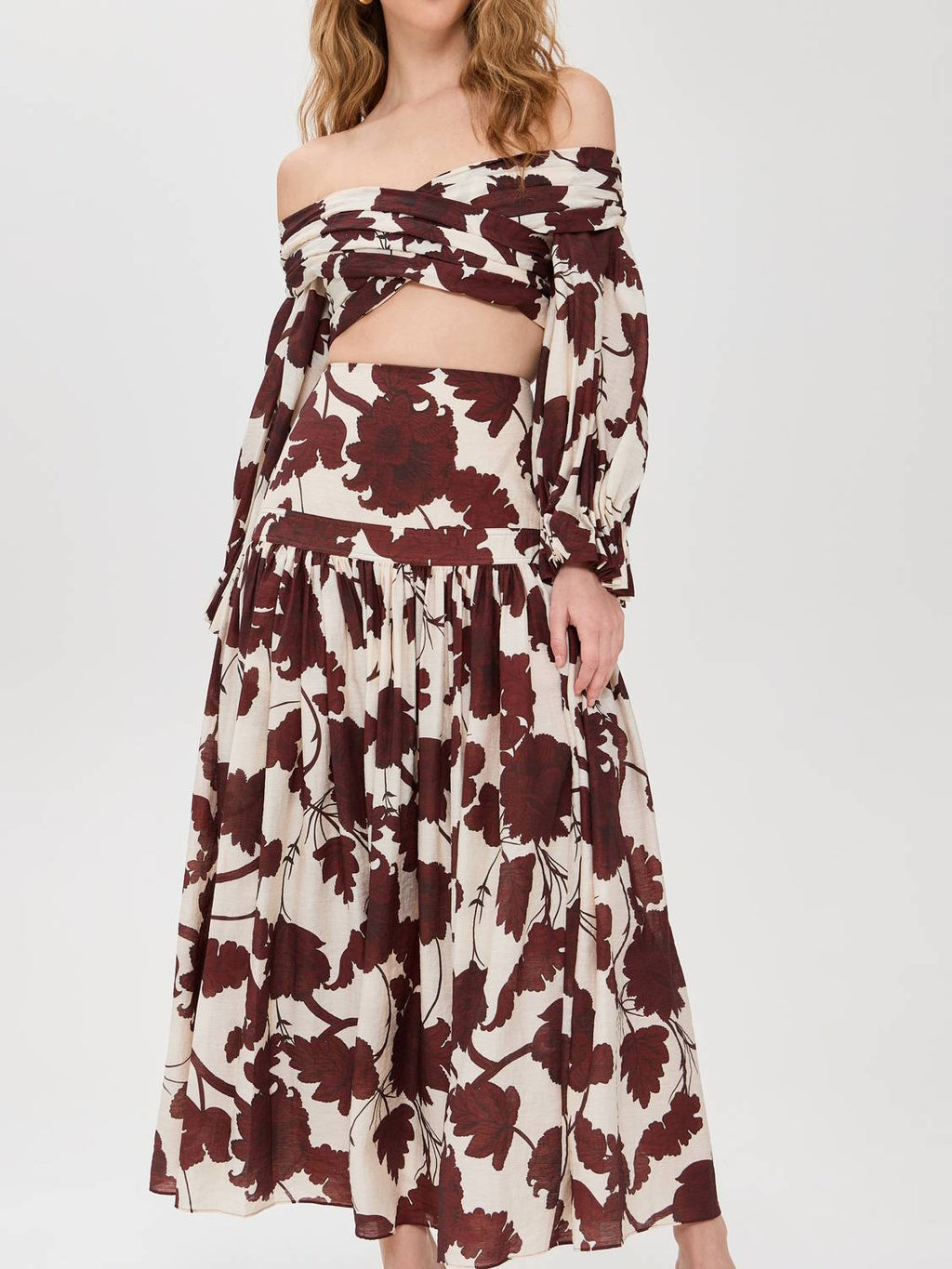 Bedruckter schulterfreier Anzug aus Oberteil und Rock