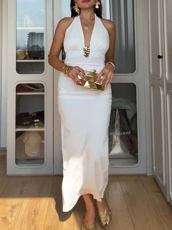 Robe longue plissée à taille haute et décolleté en V profond et dos nu