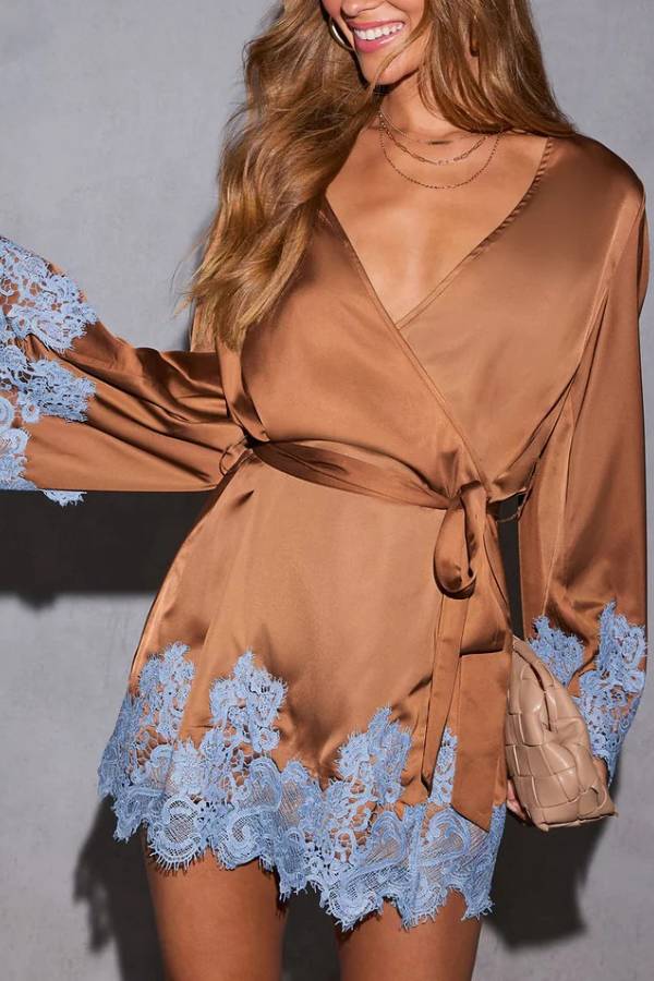 Joyful Bond – Kimono-Minikleid in Kontrastfarbe mit Satin-Spitzenbesatz und Glockenärmeln zum Binden