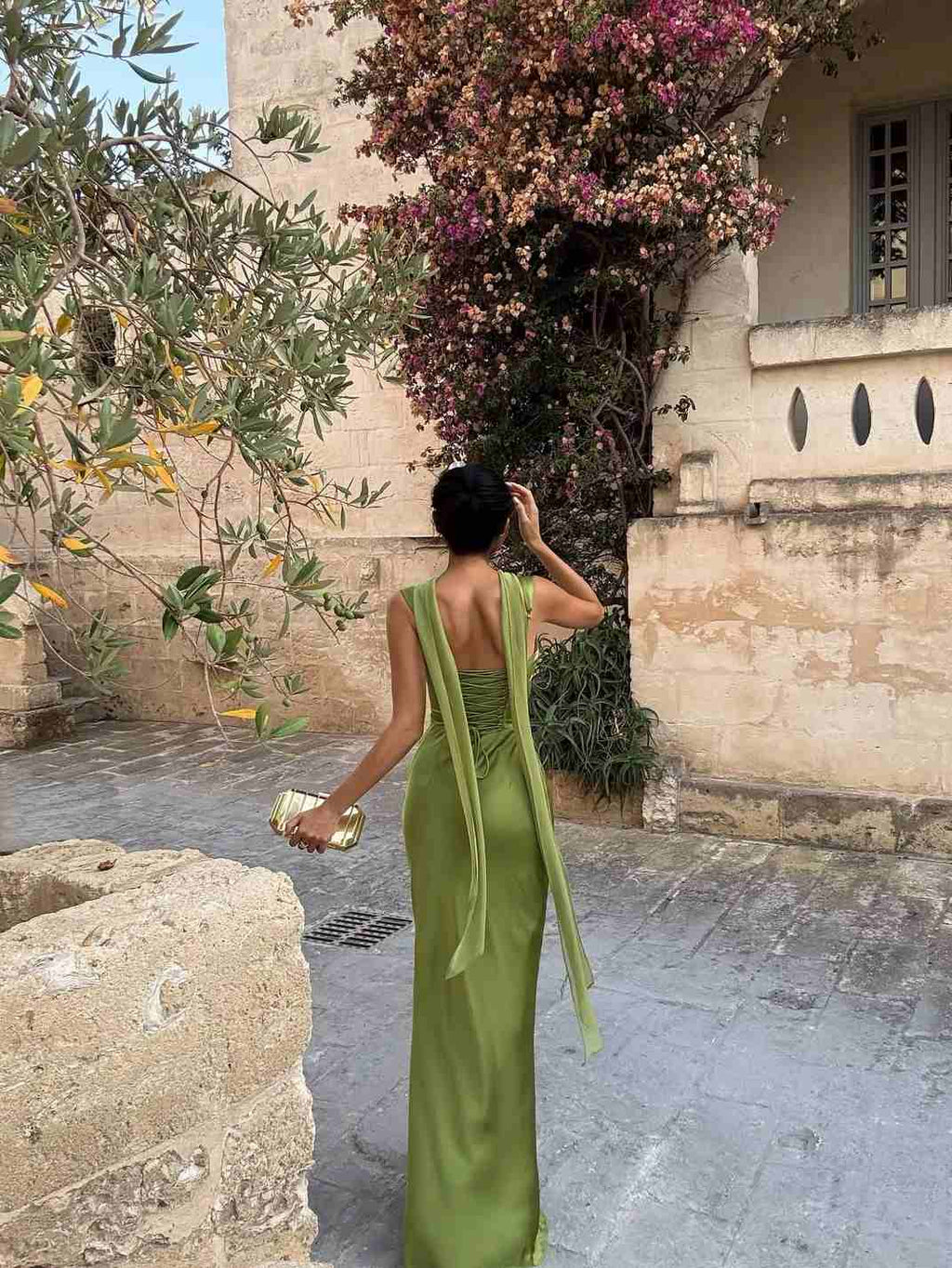 Robe longue plissée à écharpe