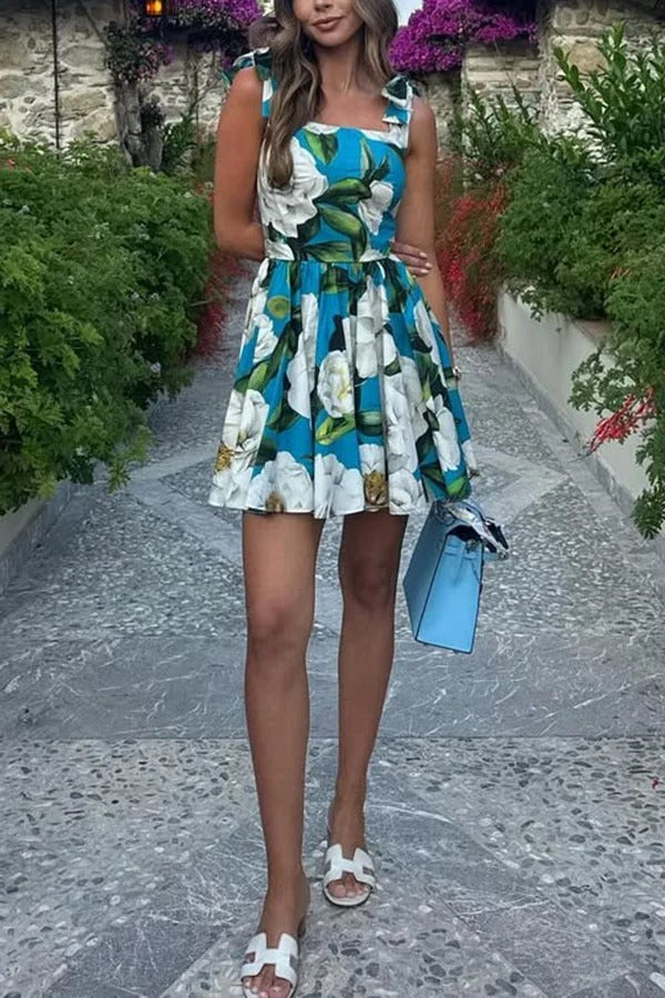 Frisches und romantisches Minikleid mit Blumenmuster, quadratischem Ausschnitt und geknoteten Trägern 