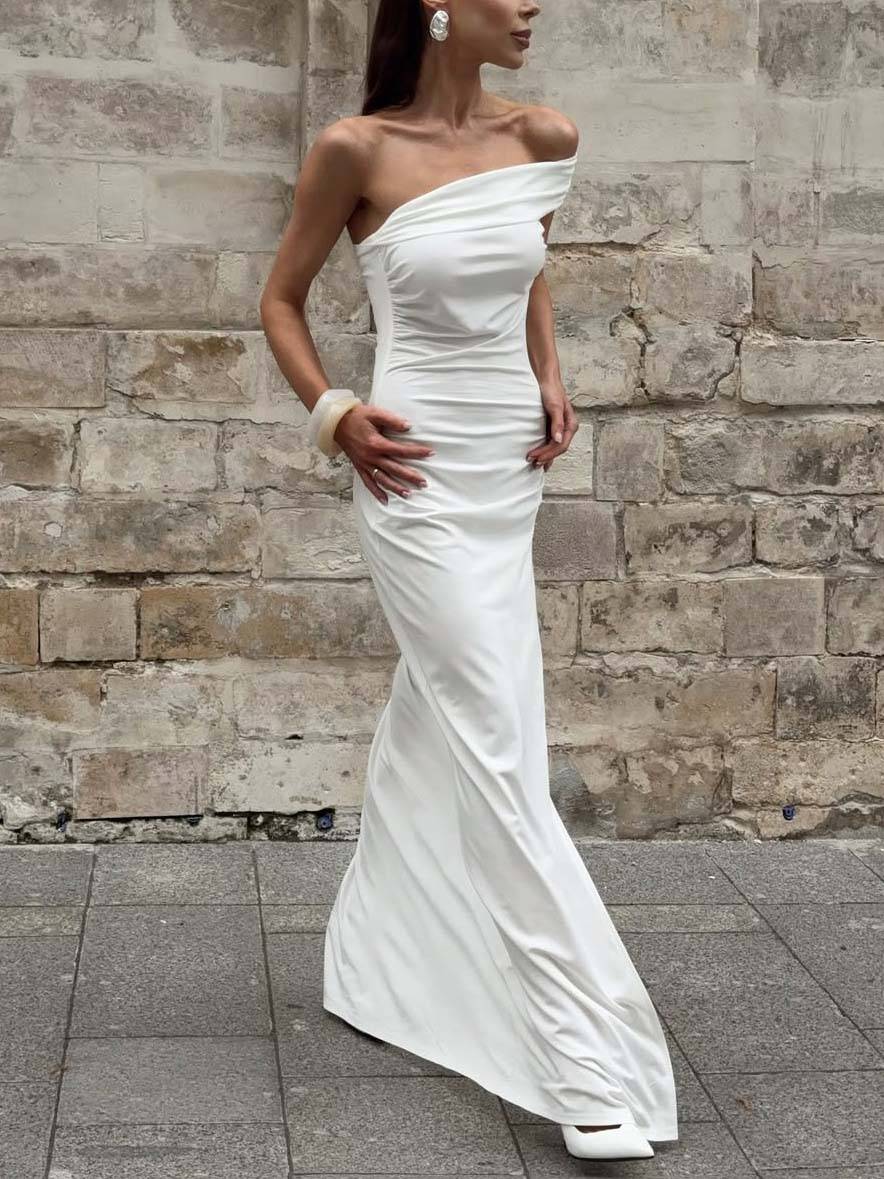 Robe longue plissée à épaules dénudées et fente latérale