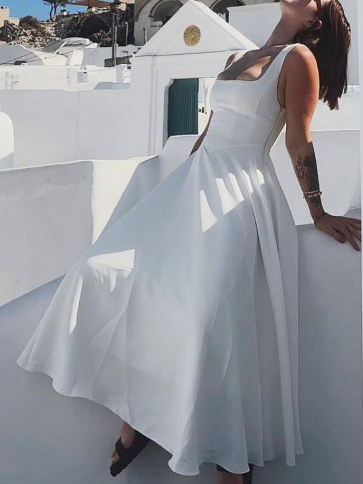 Robe mi-longue élégante à col carré et large évasée