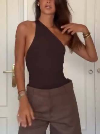 Bodysuits mit schrägem Kragen, schulterfrei und seitlichen Schlitzen, Hosenanzug mit weitem Bein – Bodysuits