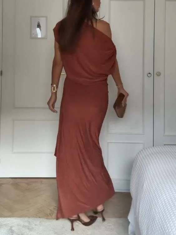 Robe longue plissée à col oblique et épaules dénudées