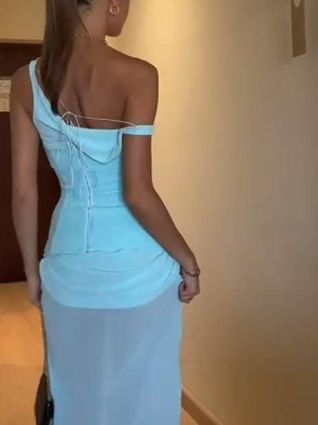 Robe longue à épaules obliques et jupe perspective