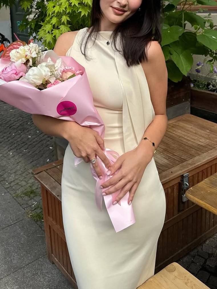 Robe longue slim à lacets et col bateau minimaliste