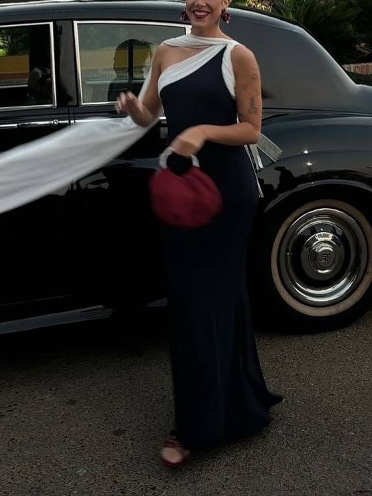 Kleid mit schrägen Schultern in Kontrastfarbe und Schleife