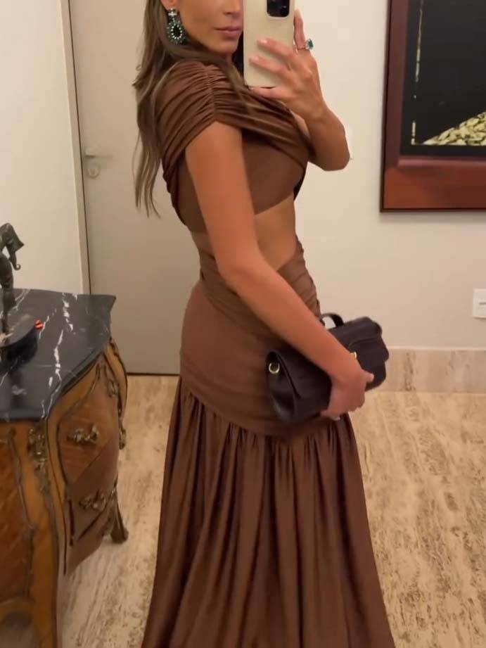 Robe longue unique à épaules dénudées et taille creuse