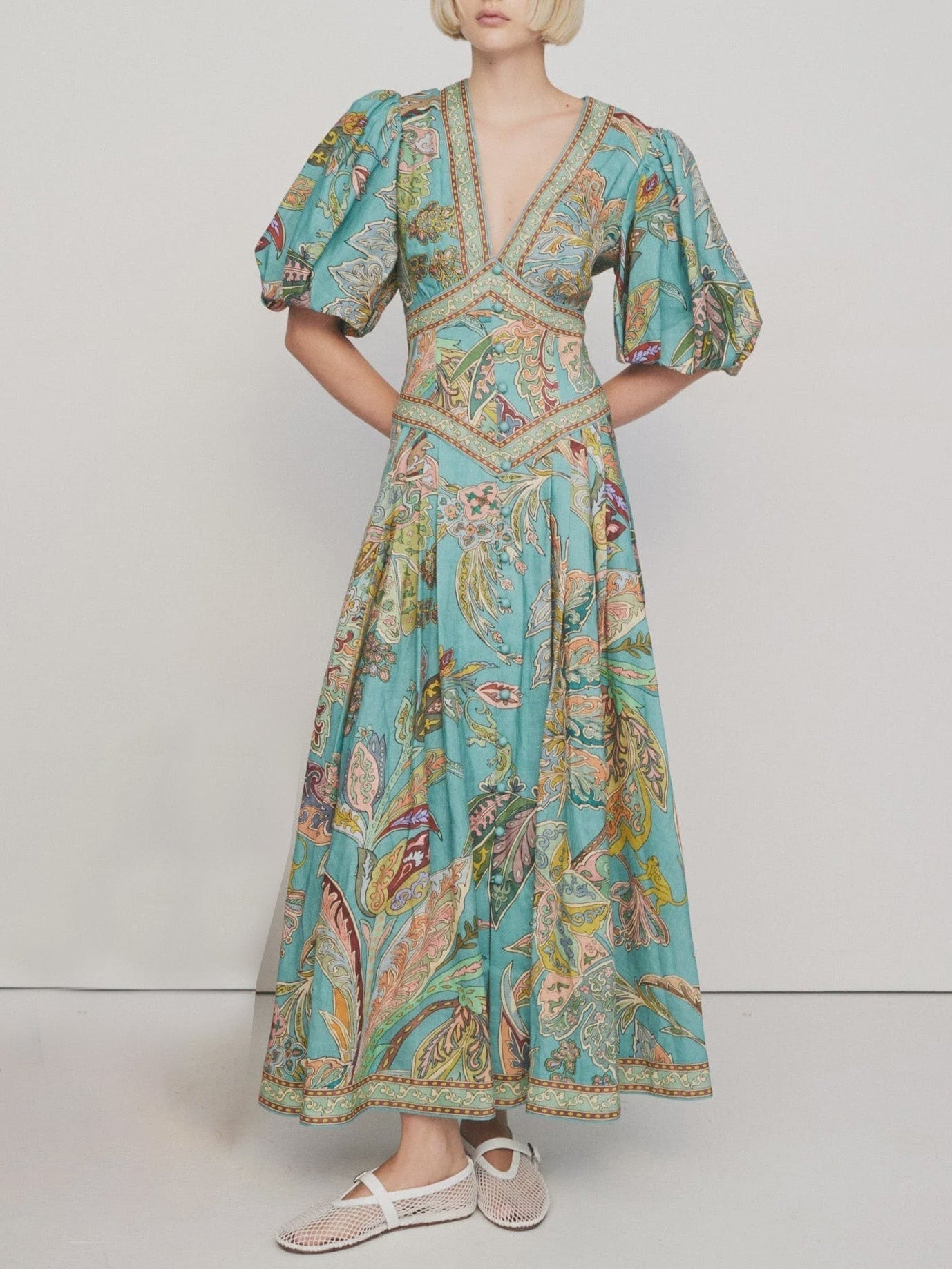 Einzigartiges Midikleid aus Satin mit Vintage-Blumendruck und Puffärmeln