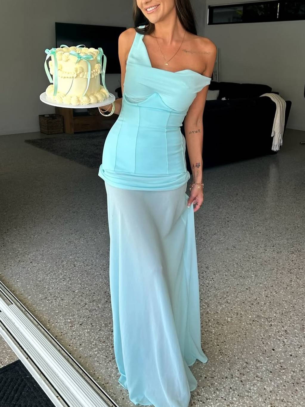 Robe longue à épaules obliques et jupe perspective