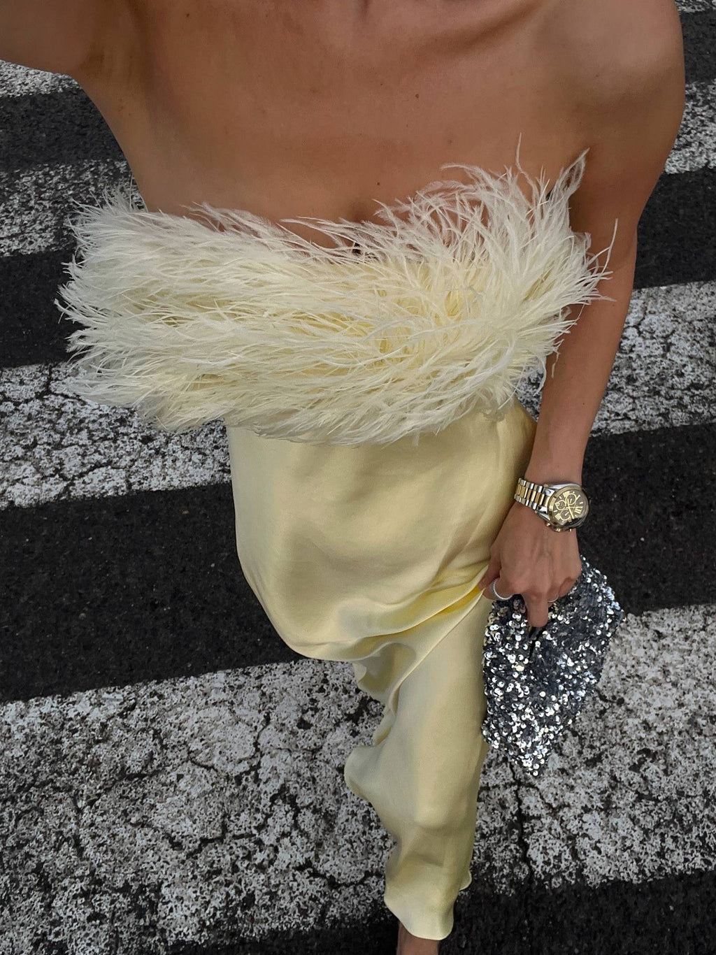 Robe longue tube légère et luxueuse à plumes