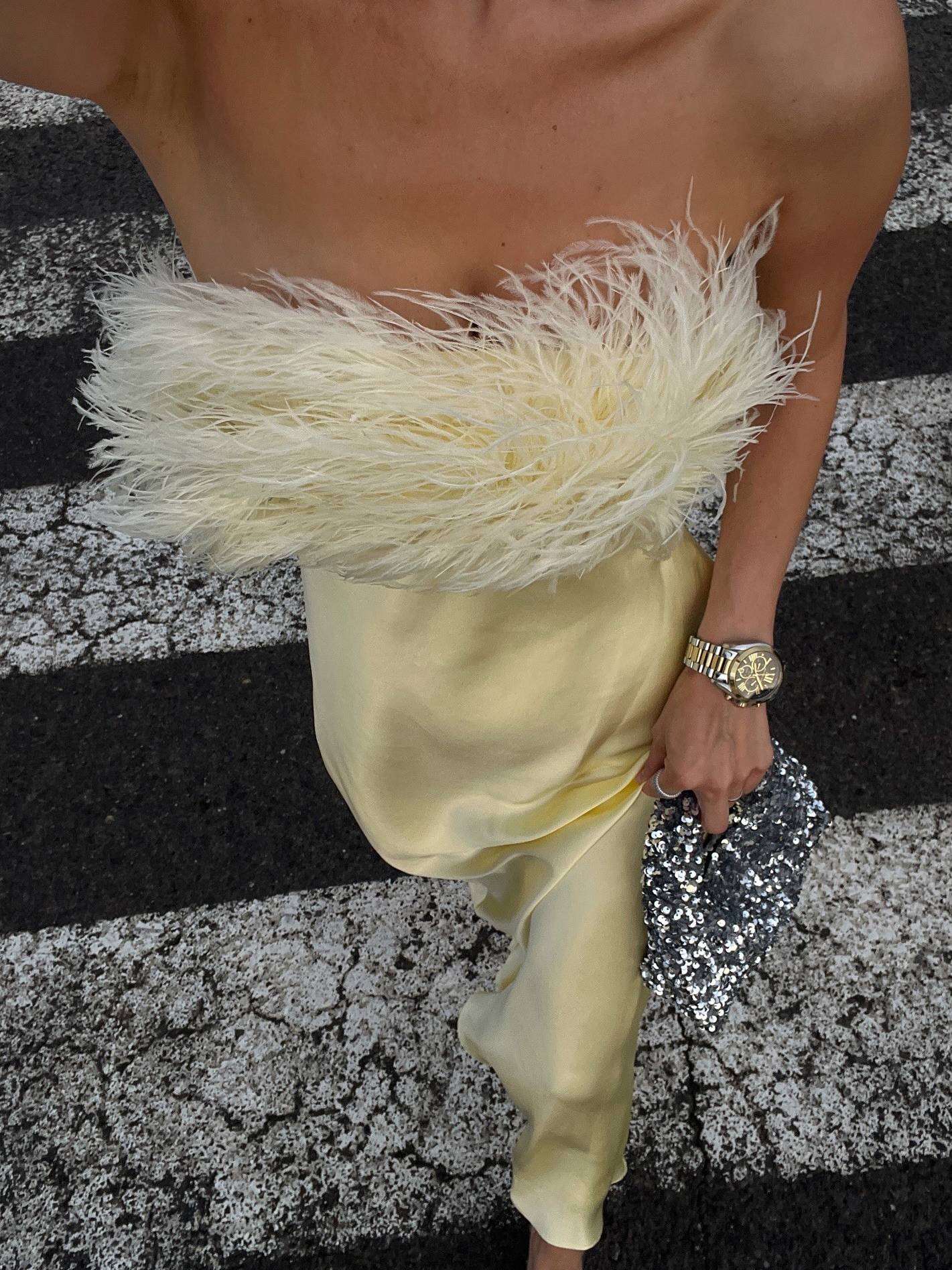 Robe longue tube légère et luxueuse à plumes