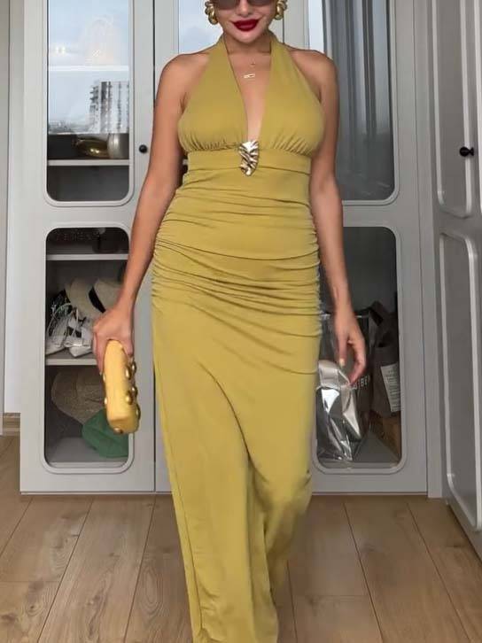 Robe longue plissée à taille haute et décolleté en V profond et dos nu