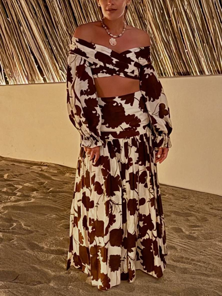 Bedruckter schulterfreier Anzug aus Oberteil und Rock