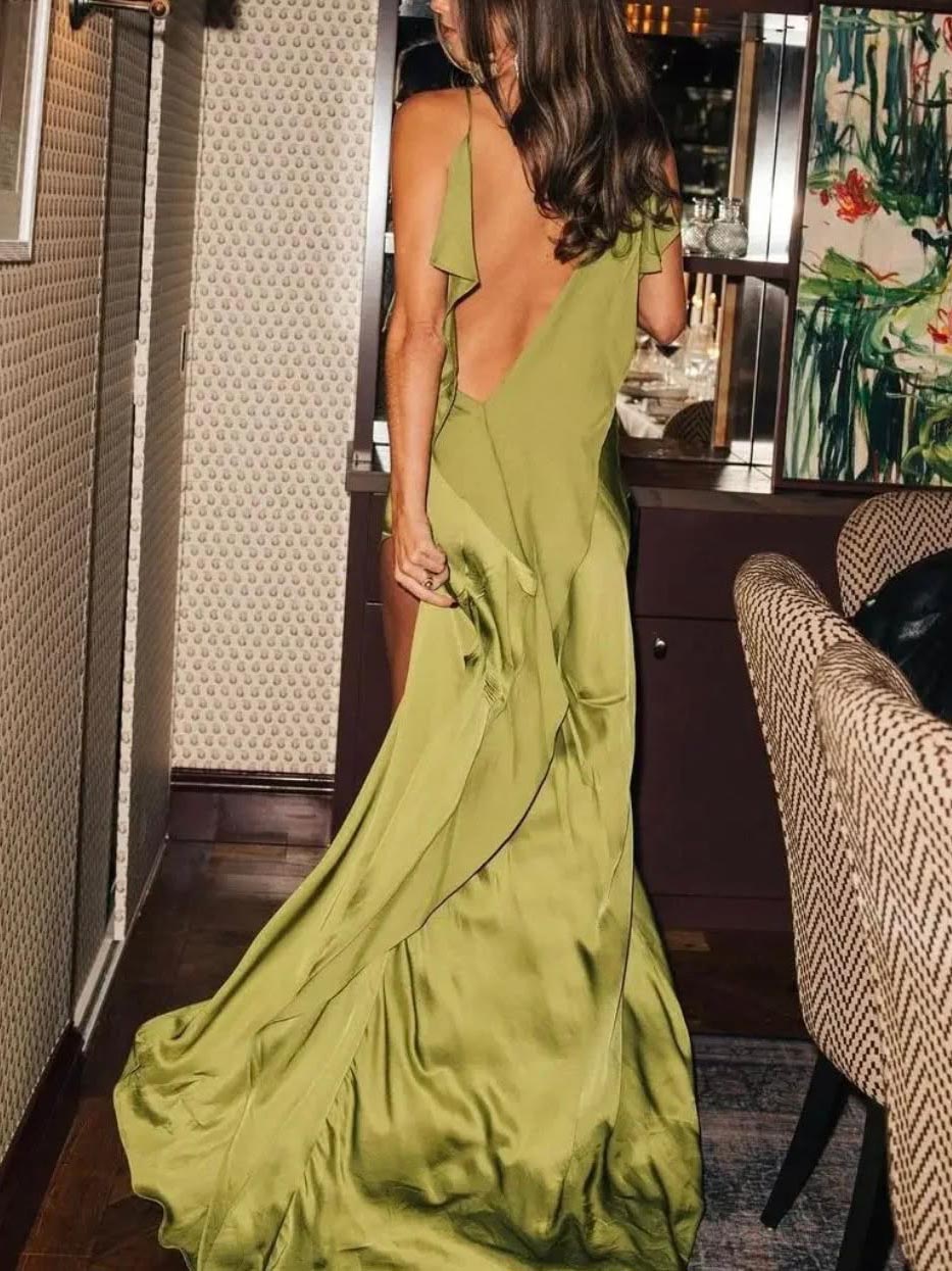 Elegantes Maxikleid aus Satin mit Rüschen und hohem Schlitz