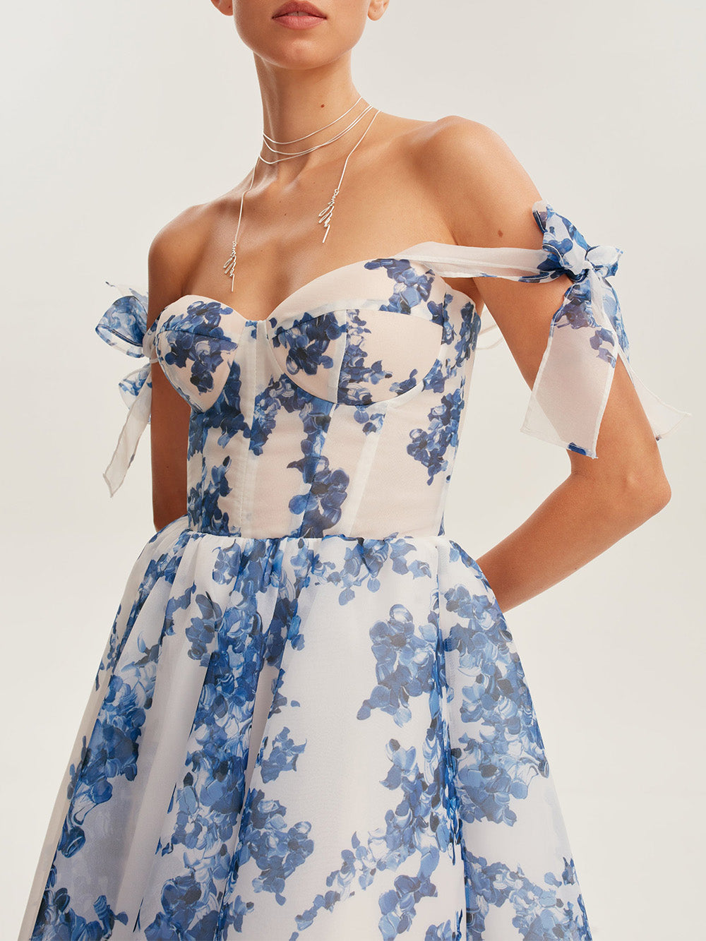 Robe midi à bretelles nouées et à fleurs tendres