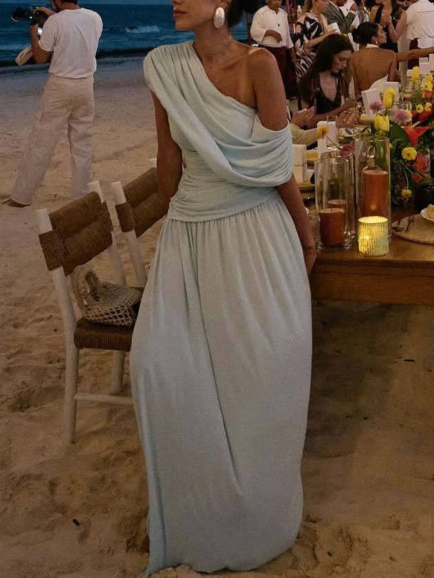 Robe longue plissée à épaules dénudées et coupe ajustée