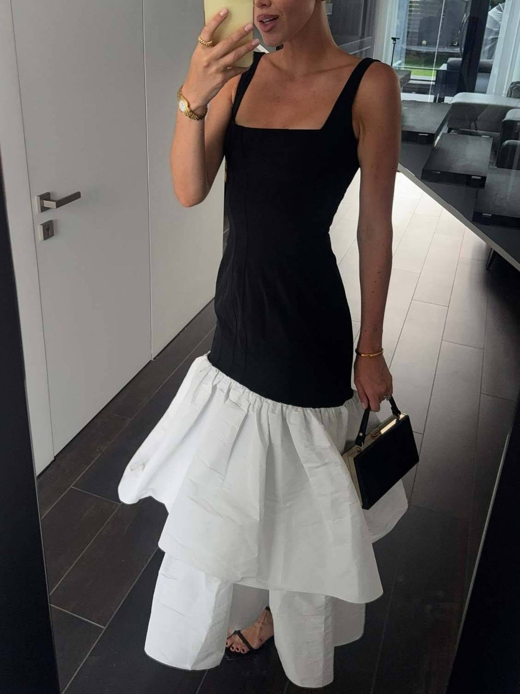 Maxikleid mit farblich abgesetztem, quadratischem Kragen, zweilagigem Sling-Kleid und Rüschen