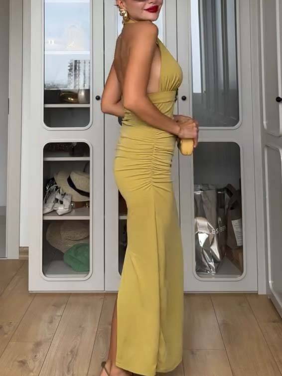 Robe longue plissée à taille haute et décolleté en V profond et dos nu