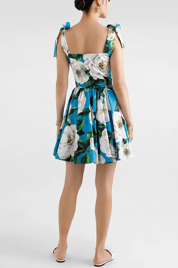 Frisches und romantisches Minikleid mit Blumenmuster, quadratischem Ausschnitt und geknoteten Trägern 