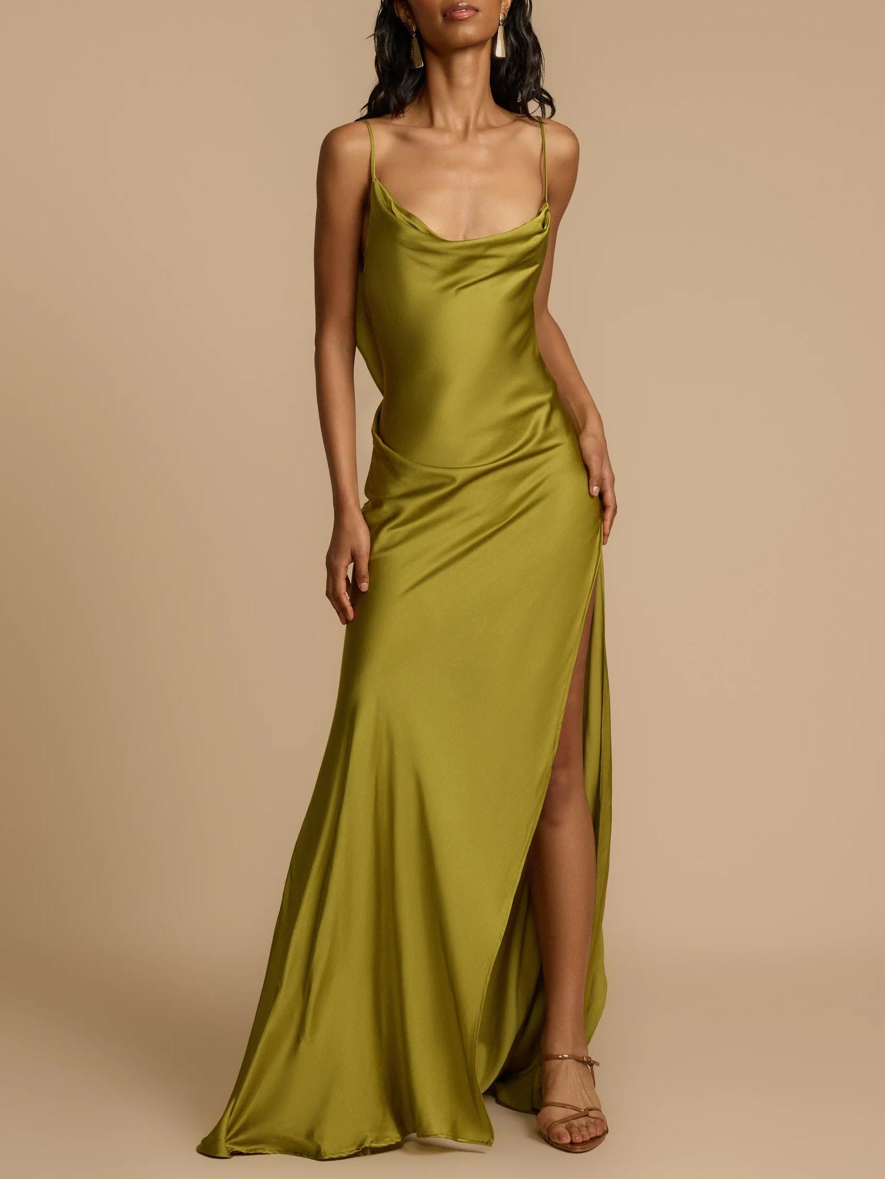 Elegantes Maxikleid aus Satin mit Rüschen und hohem Schlitz